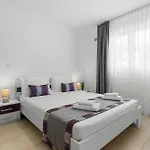 Lotuspoolapart Apartment Premantura
